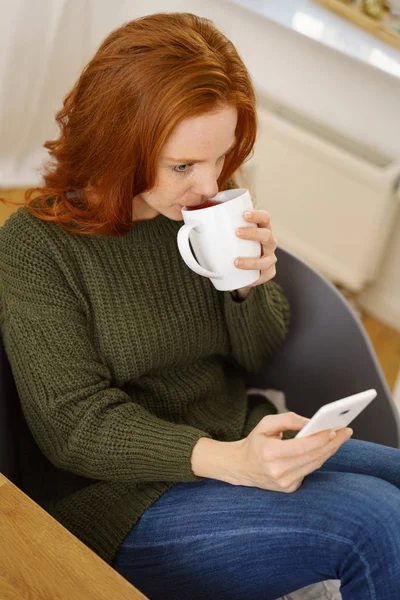 Frau trinkt Tee — Stockfoto