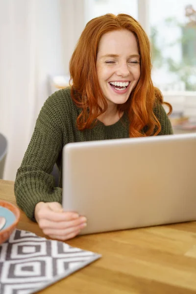 Junge rothaarige Frau — Stockfoto