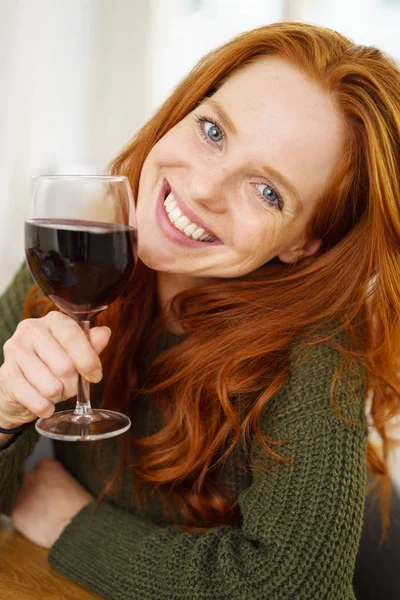 Retrato de jovem mulher alegre — Fotografia de Stock