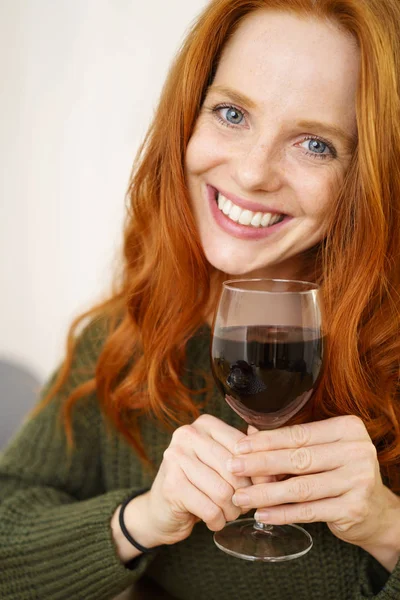 Retrato de joven mujer alegre — Foto de Stock