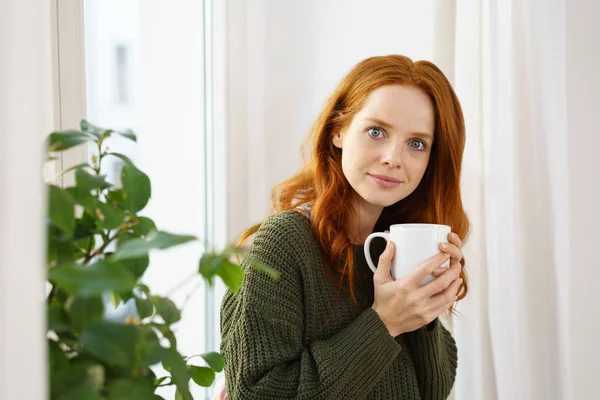 Ung rödhårig kvinna — Stockfoto