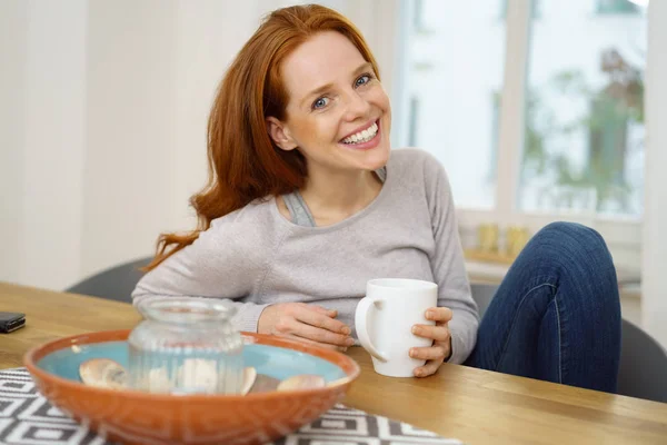 Mooie roodharige vrouw — Stockfoto