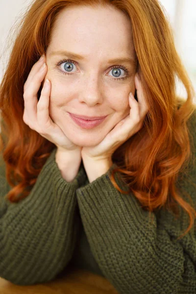 Retrato de jovem mulher sorridente — Fotografia de Stock