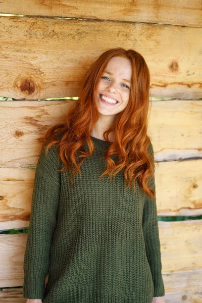Genç neşeli Kızıl saçlı kadın — Stok fotoğraf