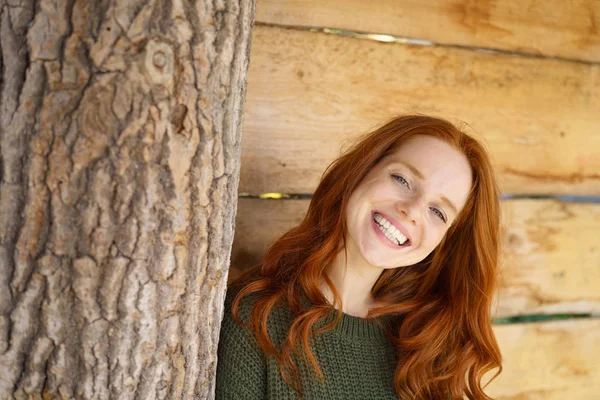 Młoda kobieta Rudowłosa uśmiechający się — Zdjęcie stockowe