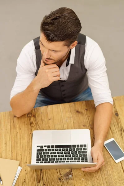 Junger bärtiger, nachdenklicher Mann — Stockfoto