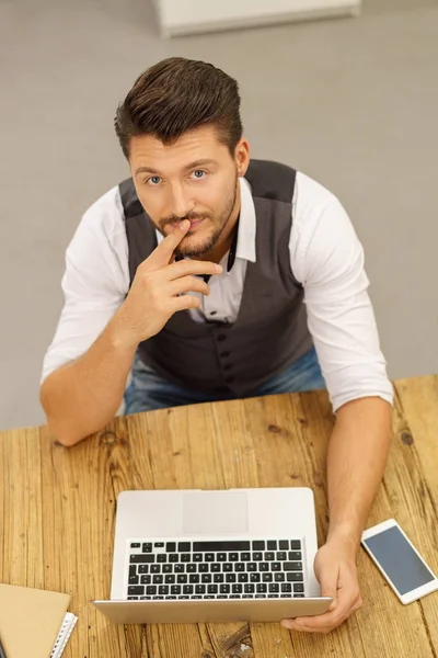 Giovane uomo barbuto — Foto Stock