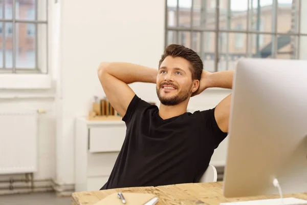 Sonriente hombre barbudo — Foto de Stock