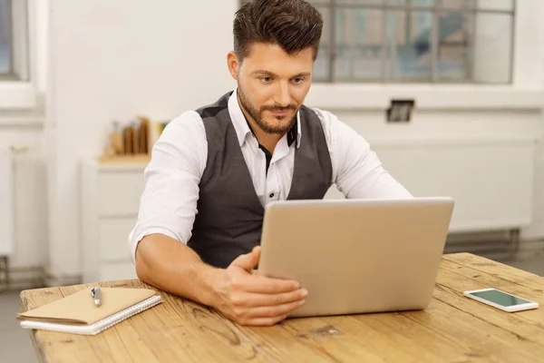 Homme d'affaires travaillant à l'ordinateur portable — Photo