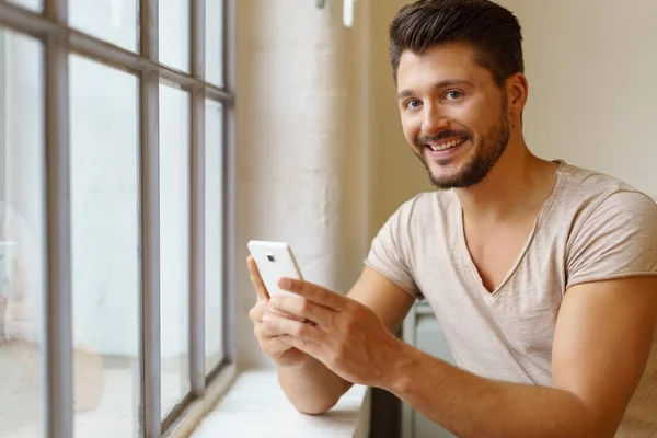 Retrato de jovem barbudo sorrindo homem — Fotografia de Stock