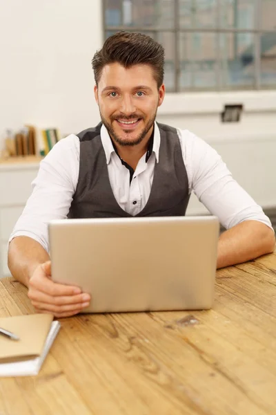 Uomo d'affari con sorriso amichevole felice — Foto Stock