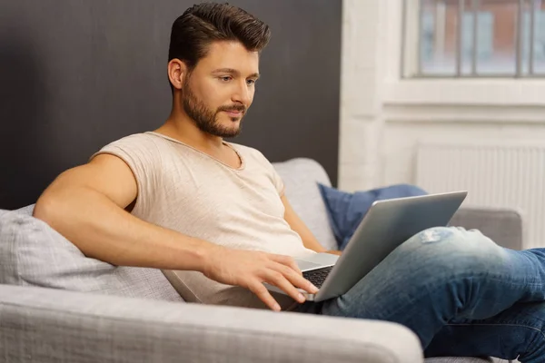 Uomo barbuto utilizzando il computer portatile — Foto Stock