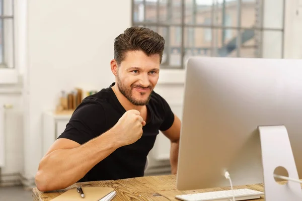 Aufgehübschter begeisterter Geschäftsmann — Stockfoto