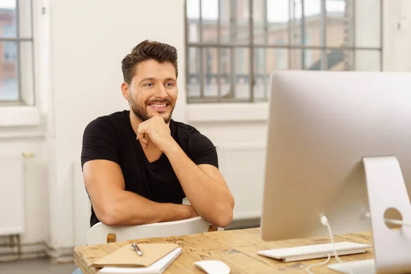 Усміхнений бізнесмен читає монітор комп'ютера — стокове фото