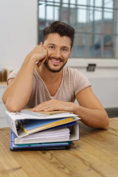 Retrato de jovem barbudo sorrindo homem — Fotografia de Stock