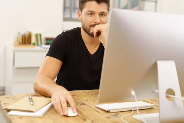 Homem de negócios cuidadoso lendo dados — Fotografia de Stock