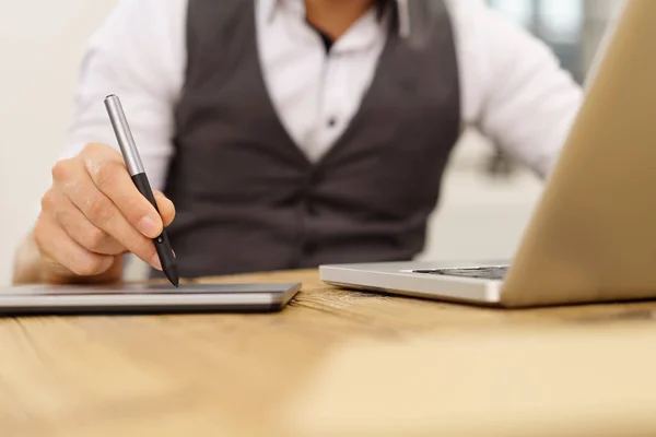 Empresario trabajando con estilete — Foto de Stock