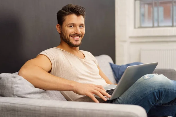 Jonge lachende bebaarde man — Stockfoto