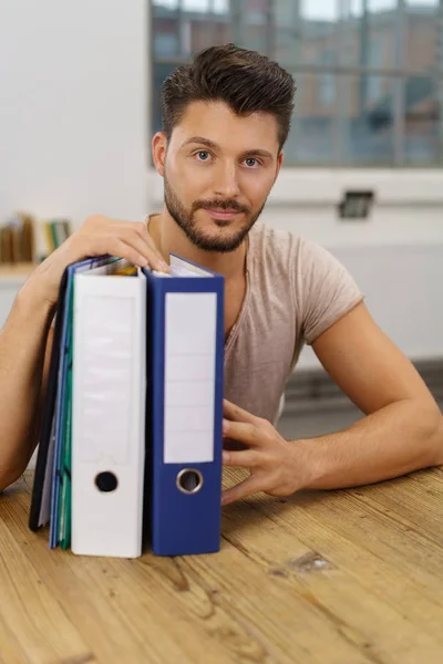 Porträt eines jungen bärtigen Mannes — Stockfoto