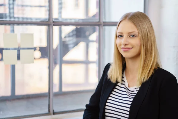 Unga blonda kvinnan sitter vid fönstret — Stockfoto