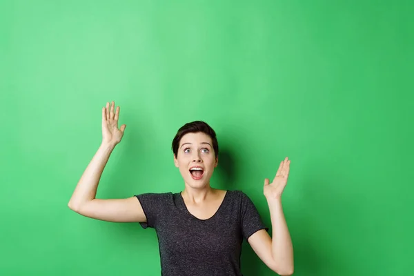 Spannende en zeer verrast jonge vrouw — Stockfoto