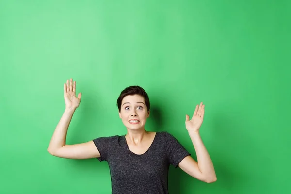 Jovem mulher de cabelos curtos — Fotografia de Stock