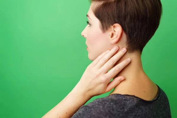 Donna toccando il suo collo doloroso — Foto Stock