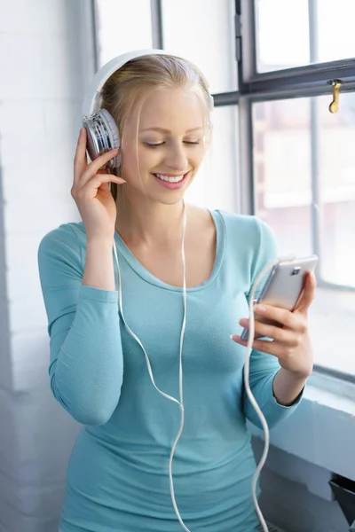 Усміхнена жінка слухає музику — стокове фото