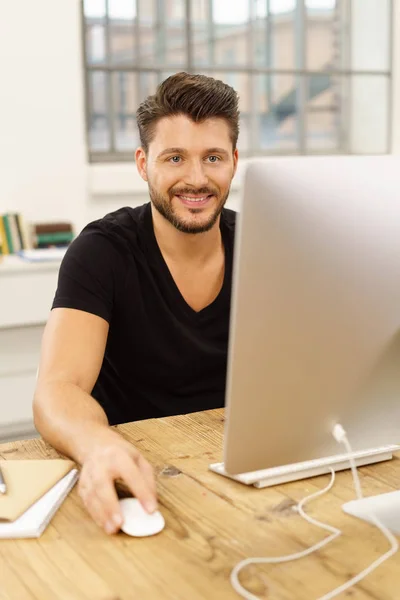 Geschäftsmann arbeitet an seinem Desktop-Computer — Stockfoto