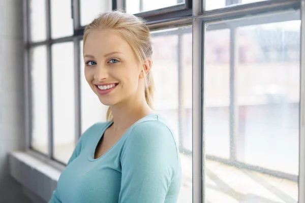 Giovane donna bionda allegra — Foto Stock