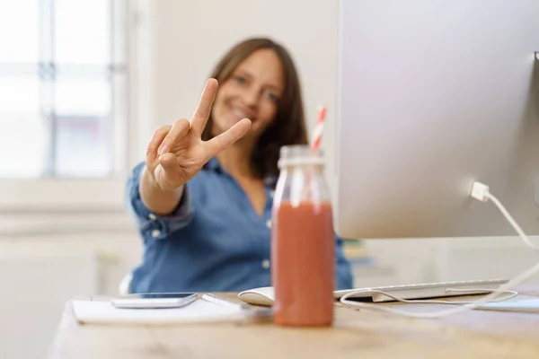 Glad affärskvinna ger seger tecken — Stockfoto