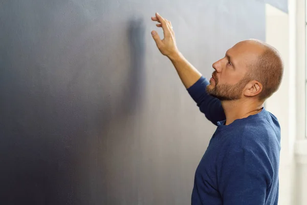 Mann schaut auf leeren Kopierraum — Stockfoto