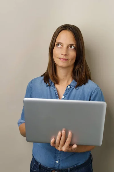 Wanita serius berkonsentrasi pada menggunakan laptop — Stok Foto