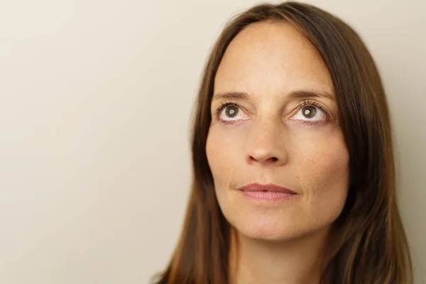 Mujer atractiva con hermosos ojos grandes — Foto de Stock