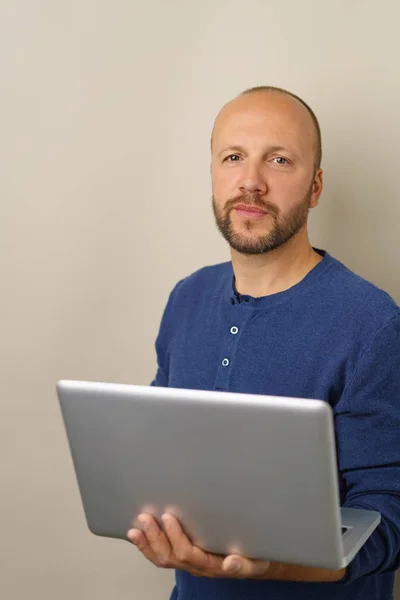 Glad skäggig man använder laptop — Stockfoto