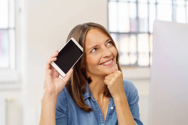 Happy tersenyum wanita dengan ponsel — Stok Foto