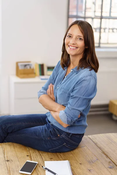 Glücklich entspannt selbstbewusste Geschäftsfrau — Stockfoto