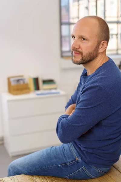 Meditativ man stående tänkande — Stockfoto