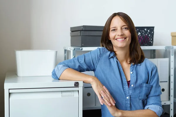 Glücklich entspannte Geschäftsfrau — Stockfoto