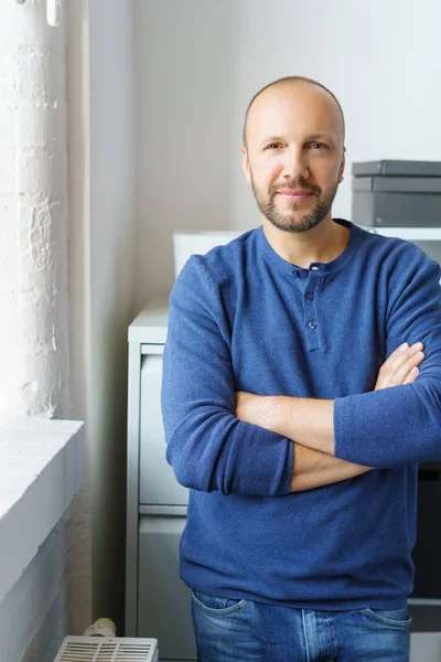 Man van middelbare leeftijd met vertrouwen glimlach — Stockfoto