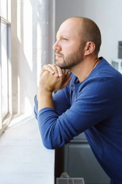 Medytacyjny mężczyzna stojący myślenia — Zdjęcie stockowe