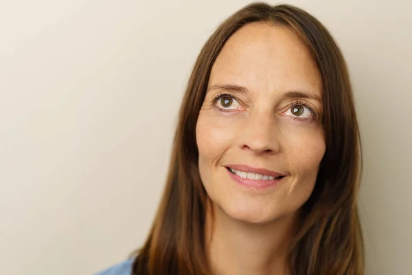 Frau mit schulterlangen braunen Haaren — Stockfoto