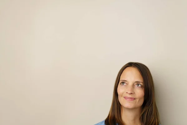 Thoughtful woman looking up — Stock Photo, Image