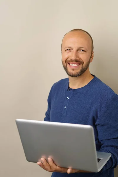 Glad skäggig man använder laptop — Stockfoto