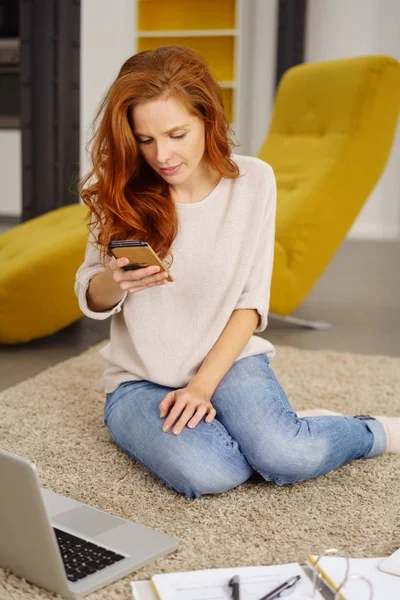 Aantrekkelijke slanke vrouw — Stockfoto