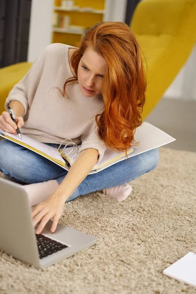 Jonge vrouw of thuis werken — Stockfoto