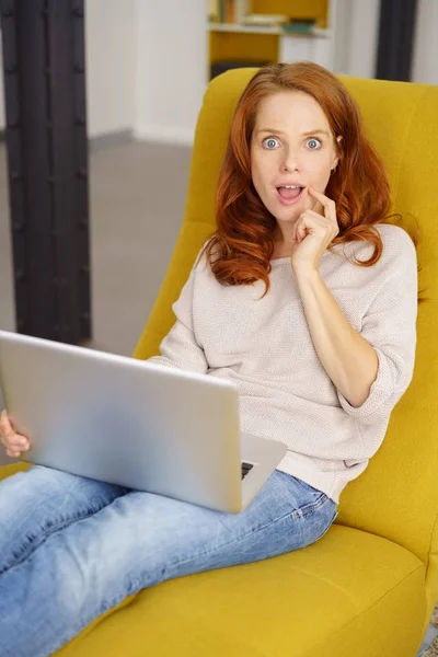 Mujer pelirroja sorprendida —  Fotos de Stock