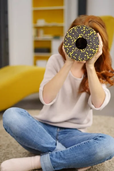 Mujer joven mirando fijamente a la cámara — Foto de Stock