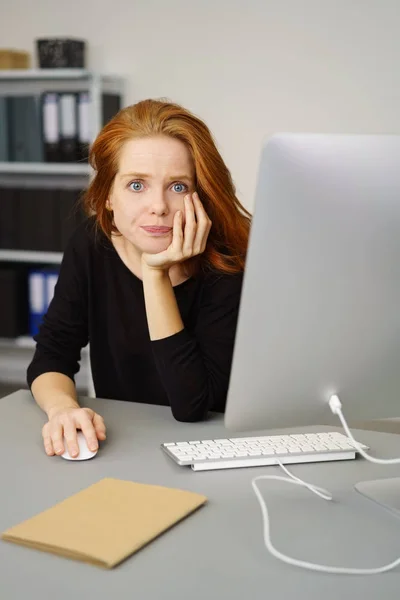 Aantrekkelijke zakenvrouw met intense blik — Stockfoto