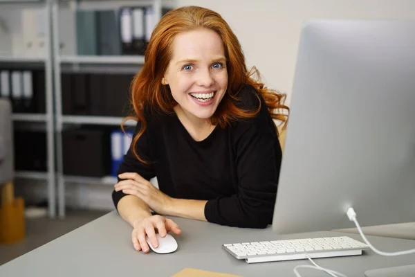 Glad affärskvinna med vänligt leende — Stockfoto
